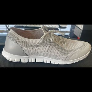 Womens size 9 Cole Hahn Sneaker.  ZG Beyond Oxford—White and Gray (Microchip)